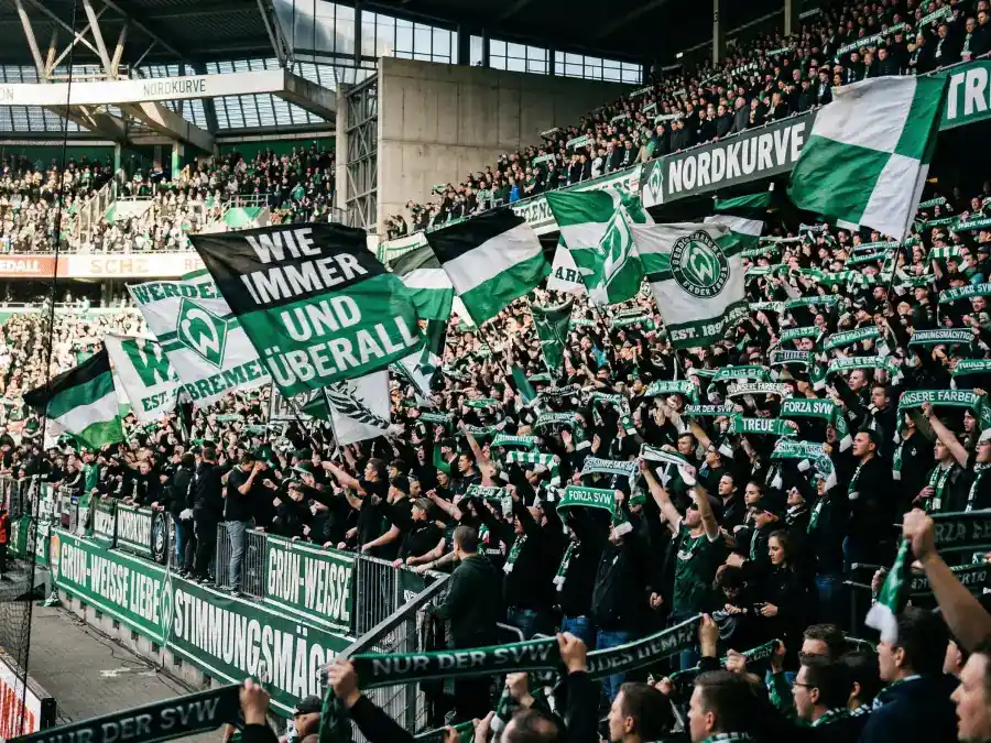 Volle Tribünen und Fanblock bei einem Spiel der 2. Bundesliga